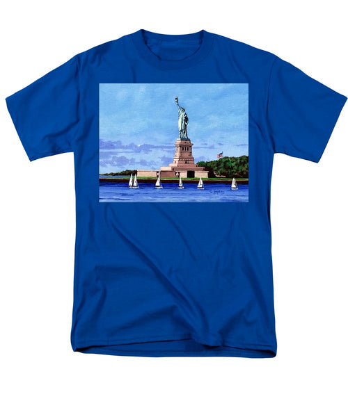 Statue of Liberty on Liberty Island in New York Harbor in New York City - Men's T-Shirt  (Regular Fit)