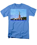Statue of Liberty on Liberty Island in New York Harbor in New York City - Men's T-Shirt  (Regular Fit)