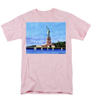 Statue of Liberty on Liberty Island in New York Harbor in New York City - Men's T-Shirt  (Regular Fit)